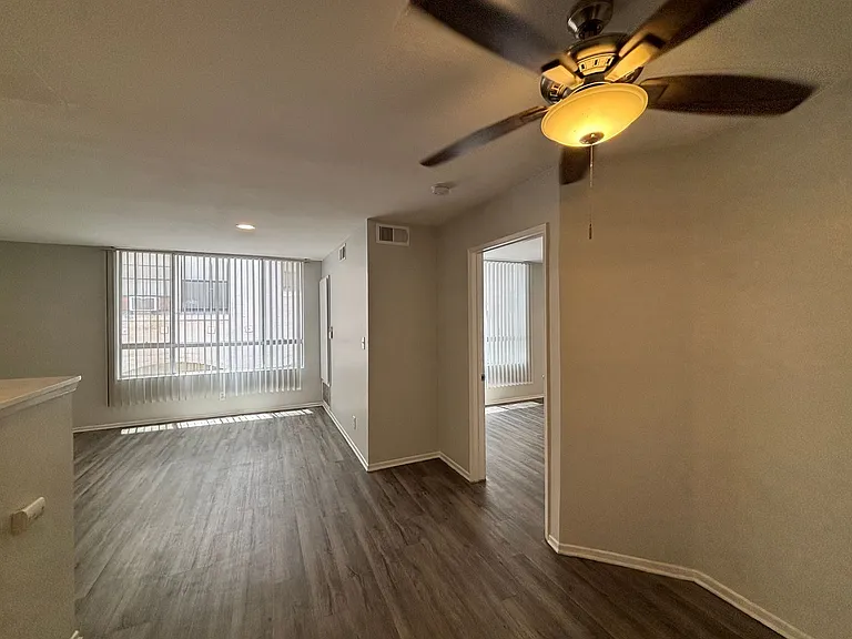 314 South Manhattan Place — Photo 42
