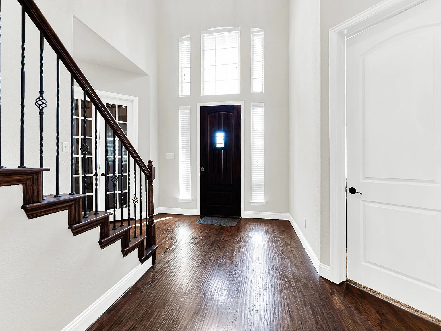 4 bed, 3415 sqft, $3,400 — Photo 2