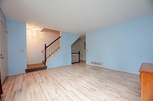 16 Surrey Hill Way Photo 1