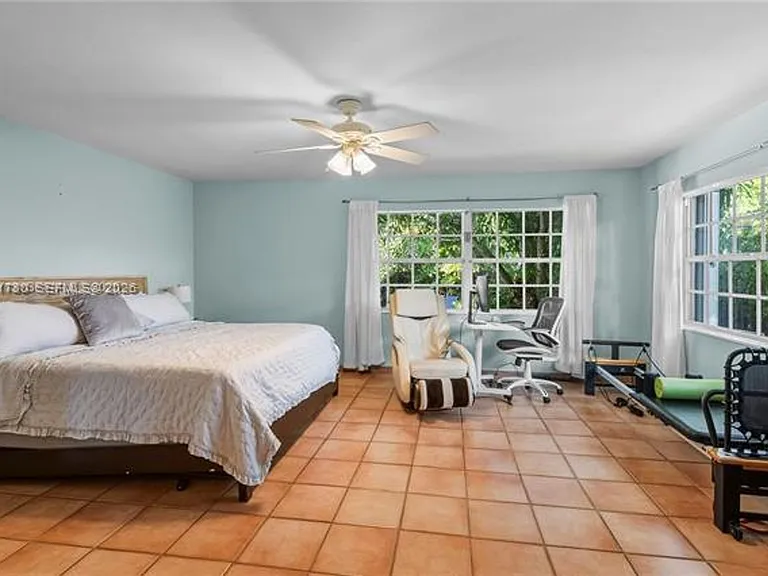 1875 Alamanda Dr #1875 — Photo 10