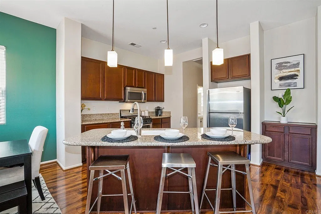 3 bed, 2.5 bath, 1743 sqft, $4,300 — Photo 4