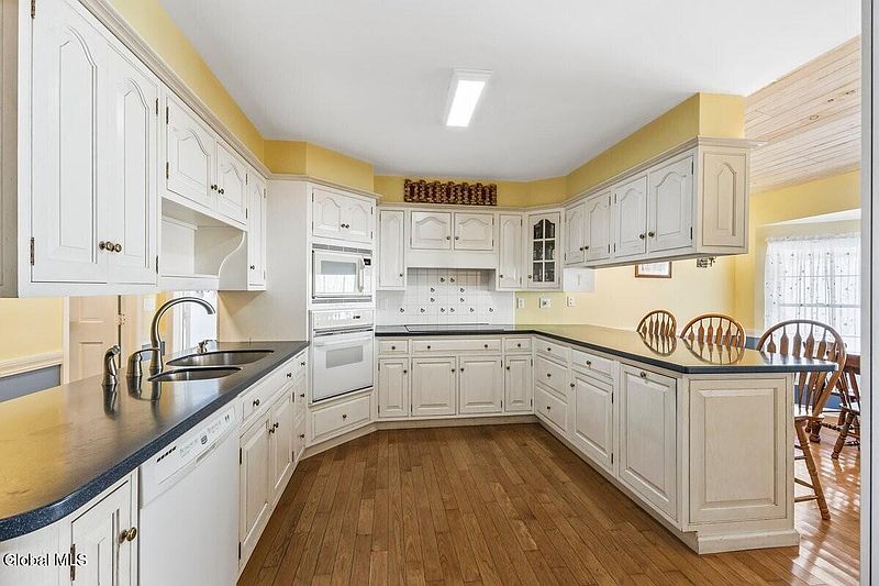 5th image of 56 Parsons Avenue