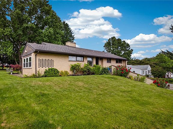 2nd image of 11 Ellen Dr