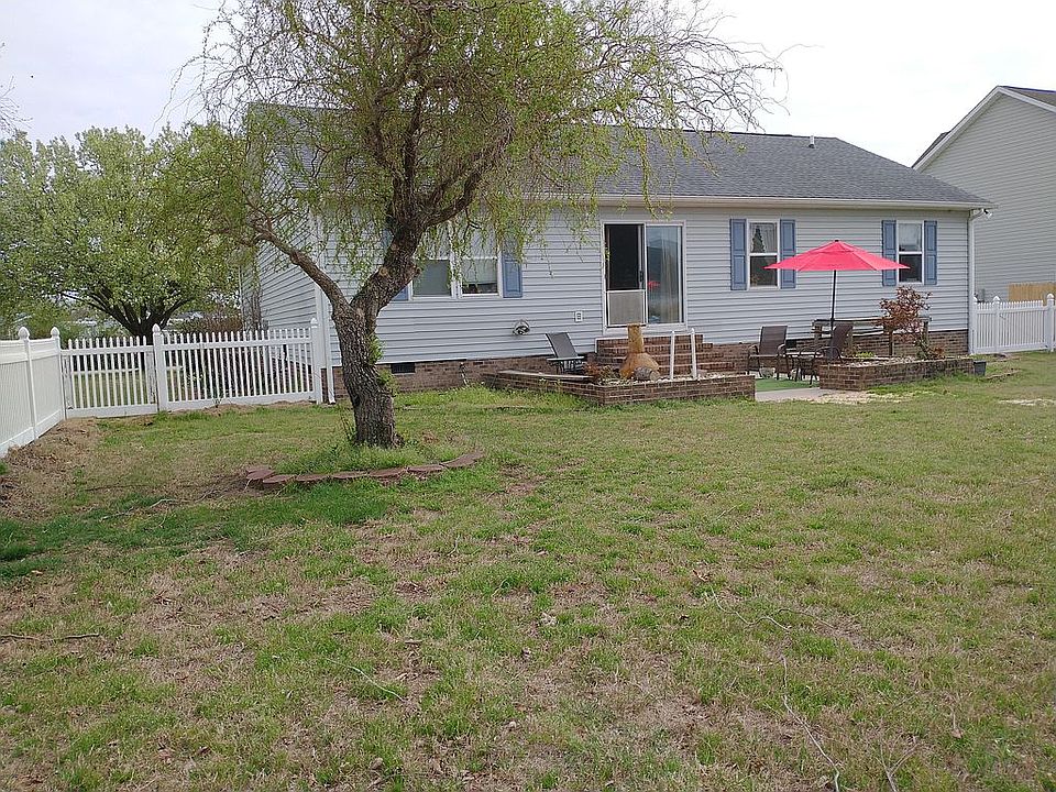 2nd image of 210 Hickory Shores Dr