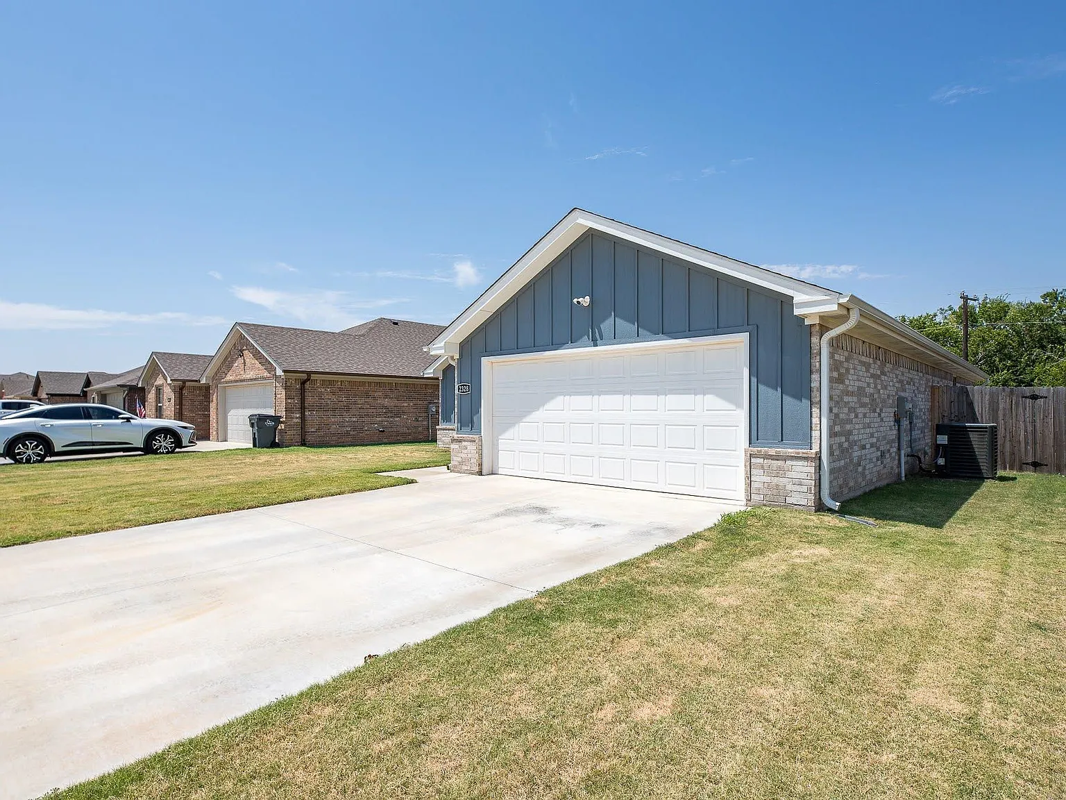 3 bed, 2.0 bath, 1587 sqft, $2,200 — Photo 3