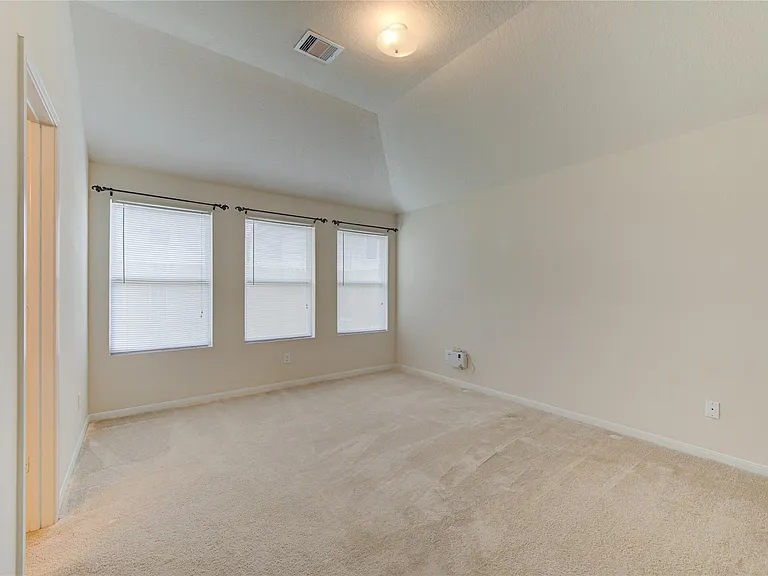 3639 Barkers Crossing Ave — Photo 18