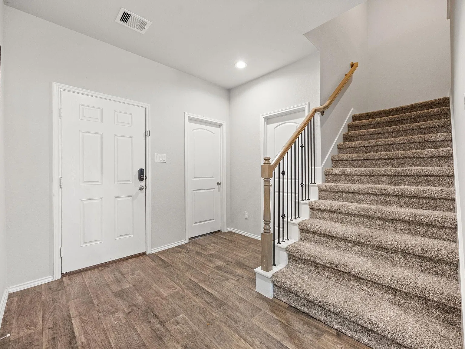 4 bed, 3.0 bath, 2363 sqft, $3,200 — Photo 4