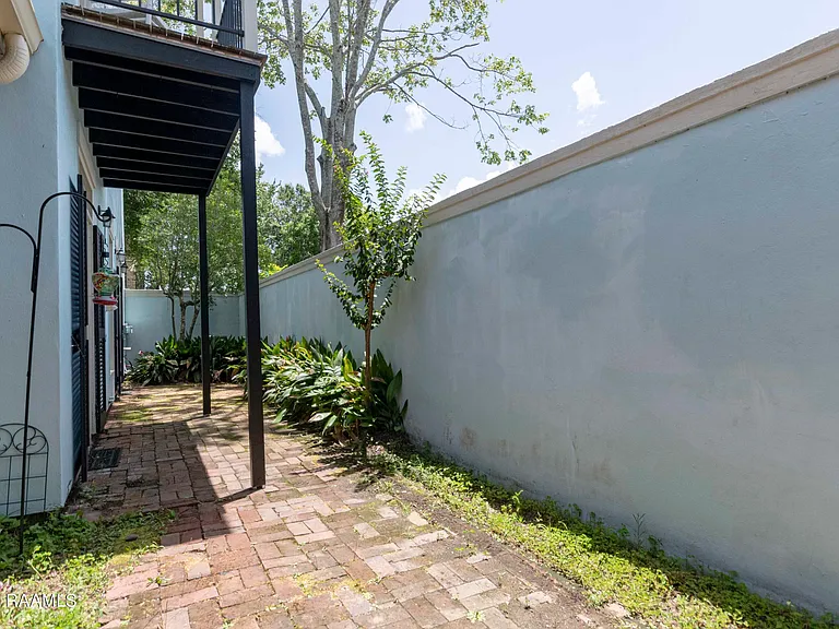 211 Ursuline St — Photo 36