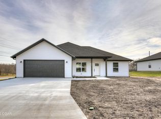 2000 Lakeview St, Carthage, MO 64836