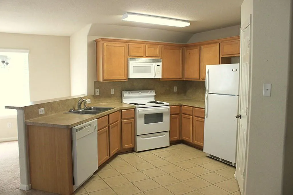 2 bed, 2.0 bath, 1100 sqft, $1,225 — Photo 2