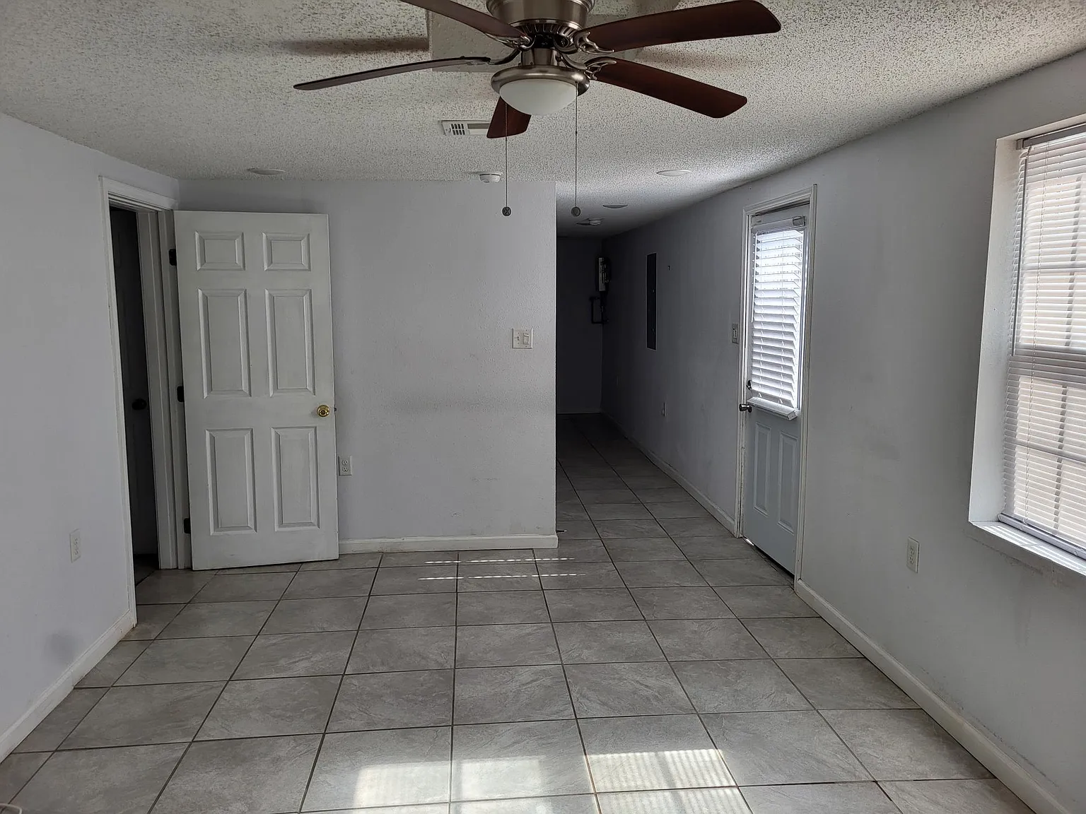 2 bed, 1100 sqft, $1,300 — Photo 4