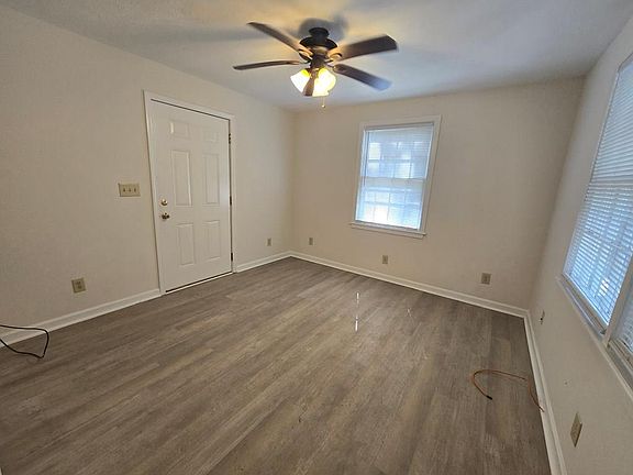 3rd image of 806 E Wilson Ave