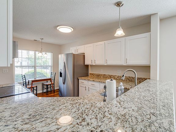 5th image of 106 Avebury Ln