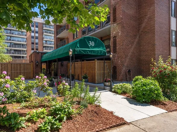 30 Stearns Rd #Phb, Brookline, MA 02446
