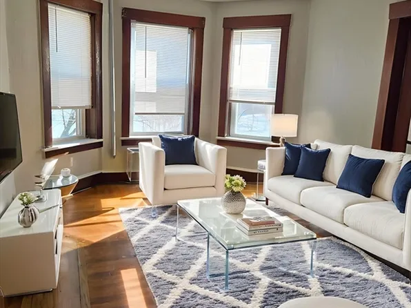 263 Elm St APT 3L, Holyoke, MA 01040