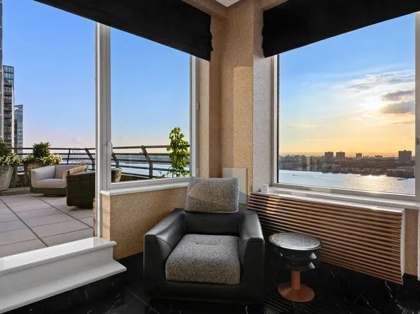 100 Riverside Boulevard image 2 of 37