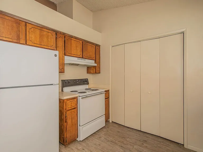 Vantage Pointe West — Photo 24