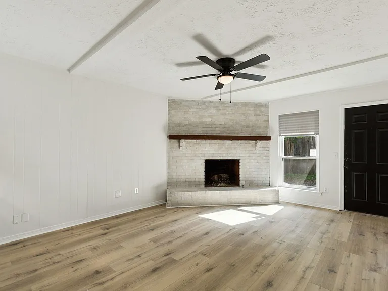 1922 N Floyd Rd — Photo 2