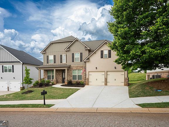 2nd image of 1221 Hawthorne Cir