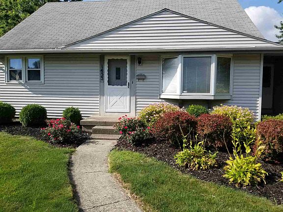 2nd image of 1433 S Park Dr