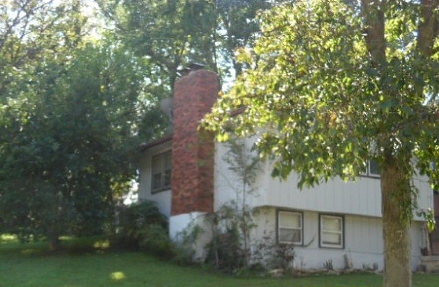 2nd image of 805 Lucas Ln