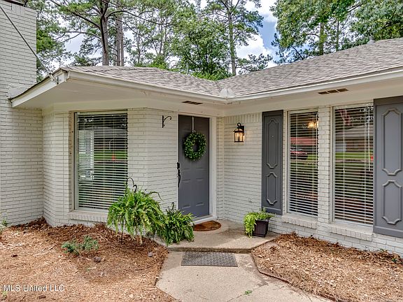 3rd image of 118 Woodcliff Pl