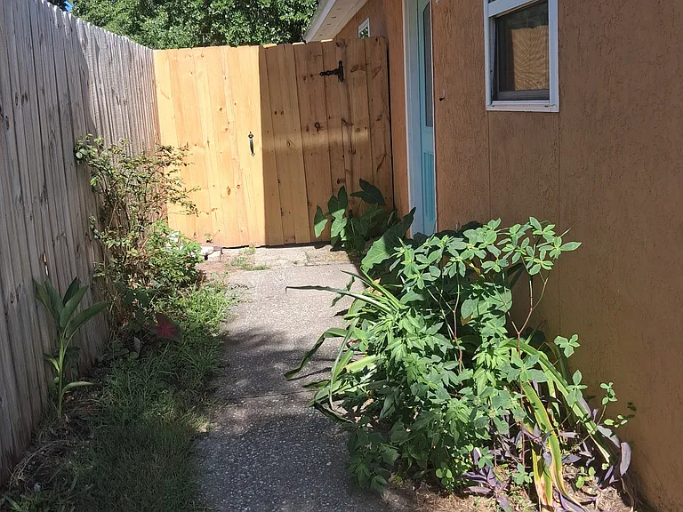 511 Camelia St — Photo 2