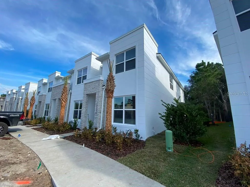 3 bed, 3.0 bath, 1888 sqft, $2,500 — Photo 1
