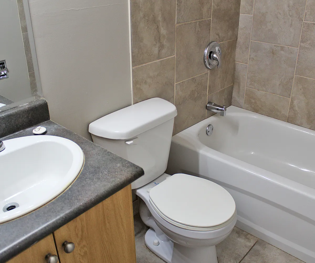 Plaza Manor — Photo 4