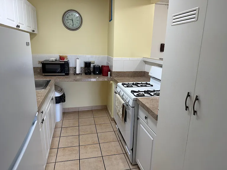 Waikiki Whale Watcher Apartments — Photo 10