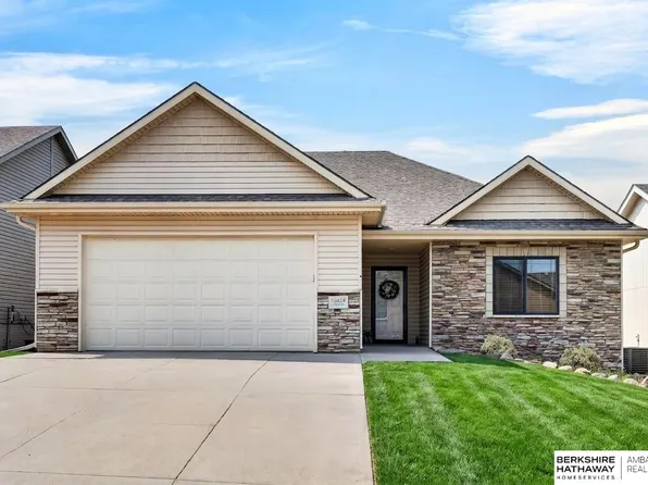 10619 Hillcrest Dr, La Vista, NE 68128