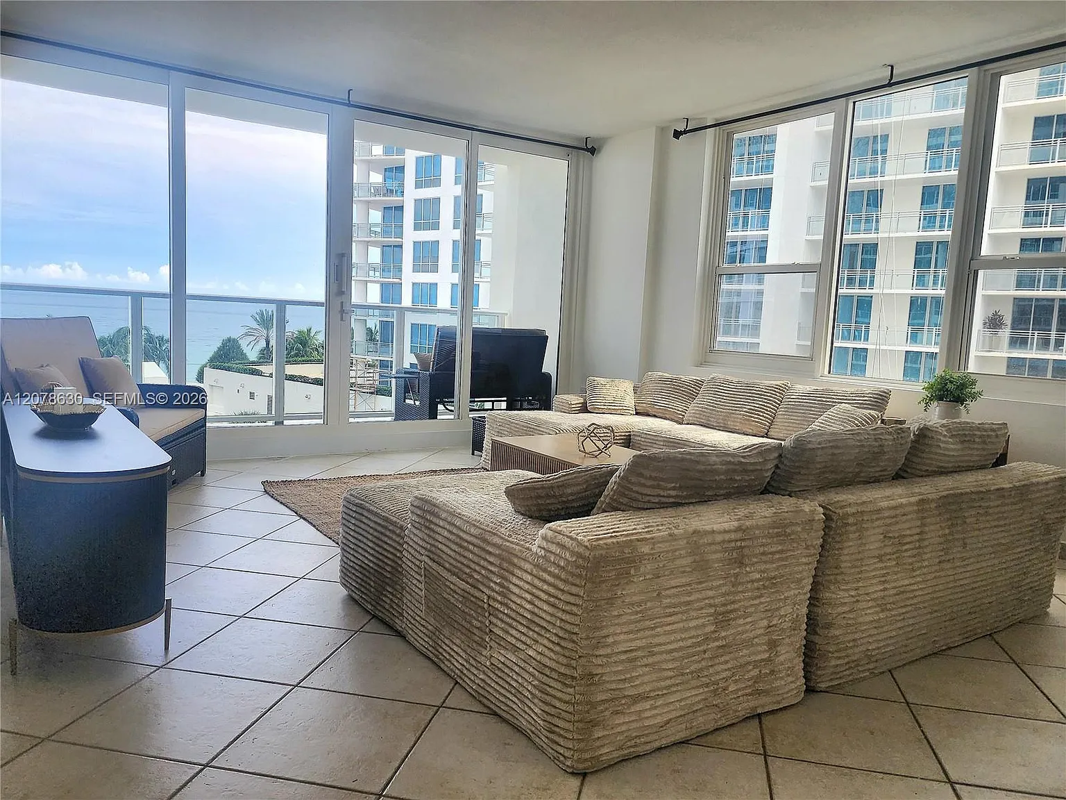 Alexander Towers Condo — Photo 4