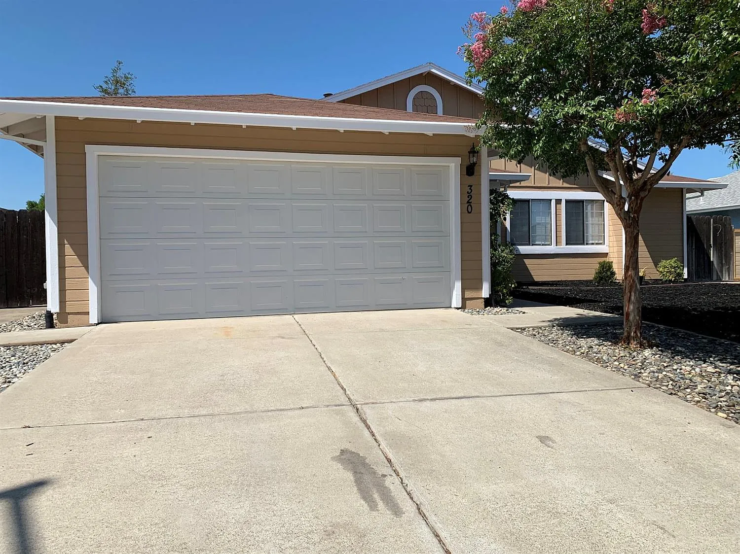 320 Maude Ct photo 1