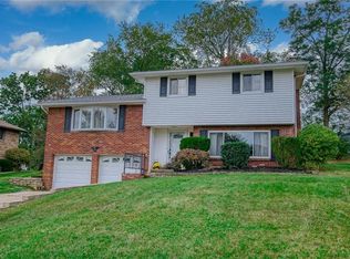 111 Greenlea Dr, Coraopolis, PA 15108