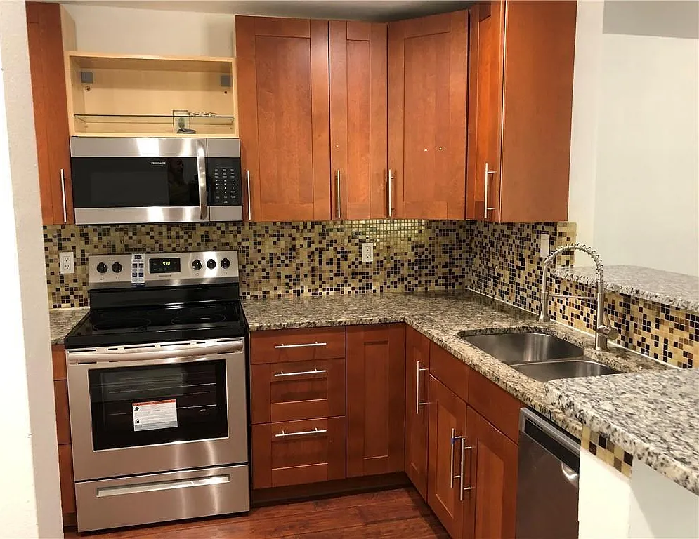 3 bed, 2.0 bath, 1305 sqft, $2,450 — Photo 2