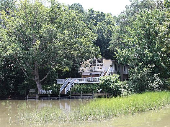 4th image of 12 Hillcrest Dr