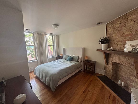 3rd image of 1613 N Leavitt St #2