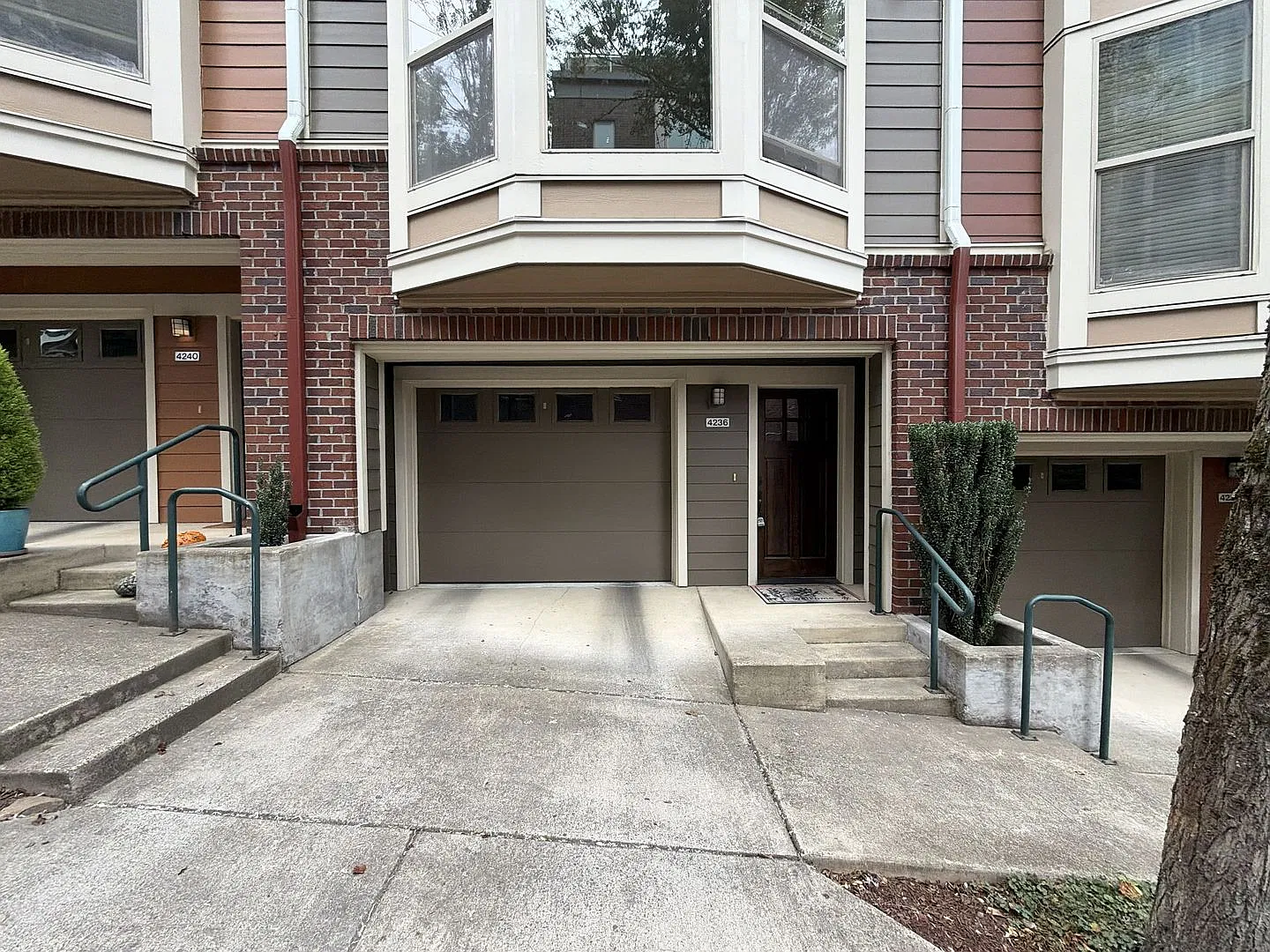 Beautiful Corbett Townhome with Brand New Carpet, Tandem Garage & Private Balcony! — Photo 2