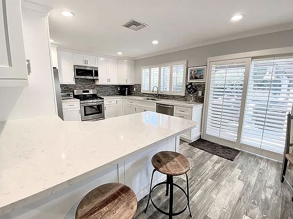4th image of 7123 Capistrano Ave