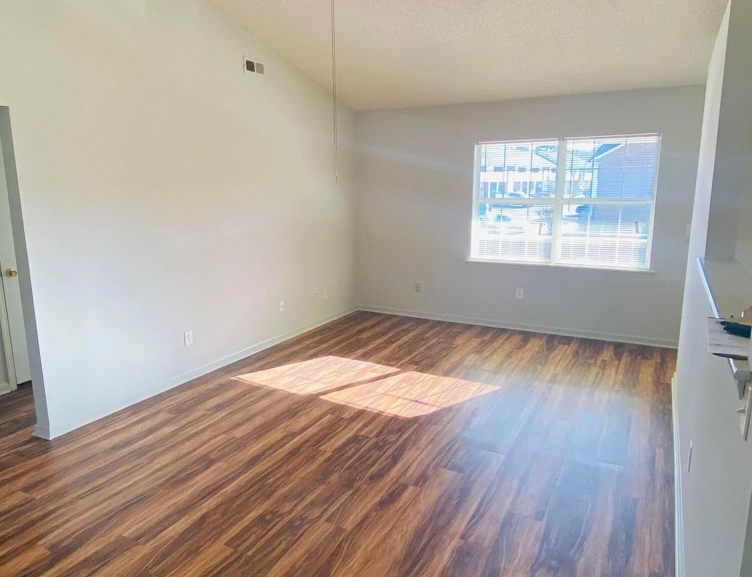 2 bed, 2.0 bath, 945 sqft, $995 — Photo 2