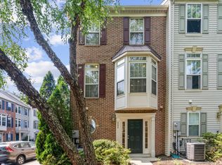 992 Harrison Cir, Alexandria, VA 22304