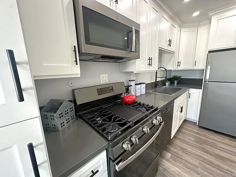 Marquis Apartments — Photo 16