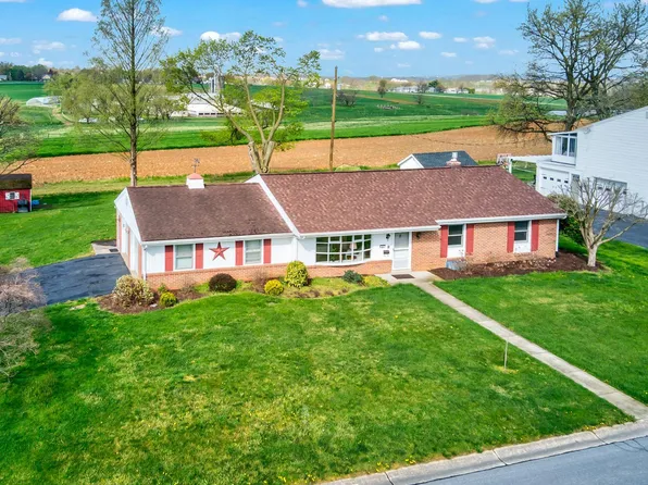 52 N Hershey Ave, Leola, PA 17540