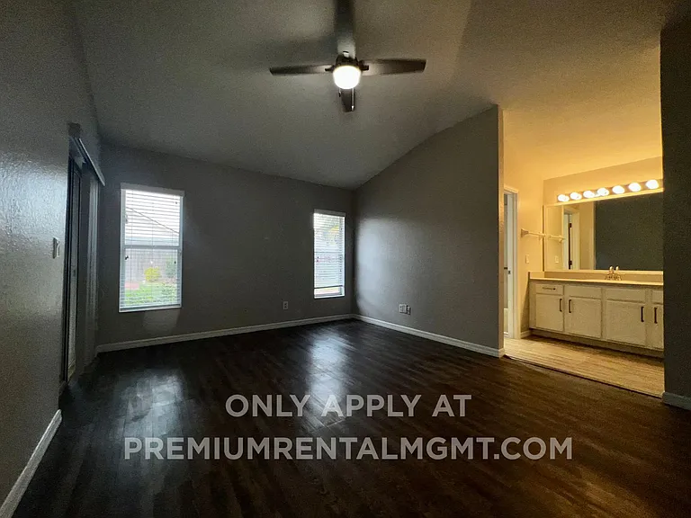 2620 Regency Oak Ln — Photo 12