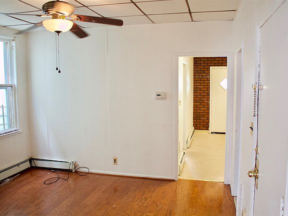4th image of 137 Mallory Ave #1