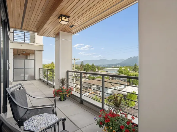 4721 Hastings St #301, Burnaby, BC V5C 2K8