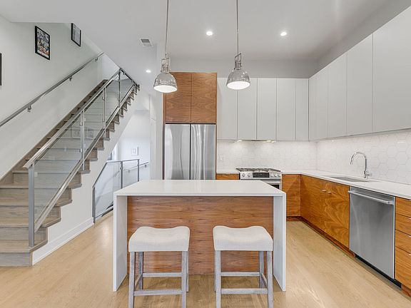 5th image of 1012 N Paulina St #3