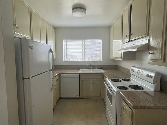 5th image of 2042 N Beachwood Dr #7