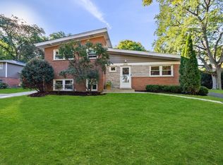 305 Wilshire Dr W, Wilmette, IL 60091