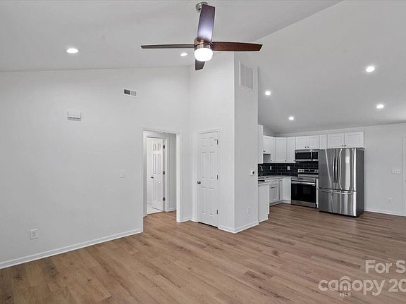 3rd image of 1803 Warren Ave